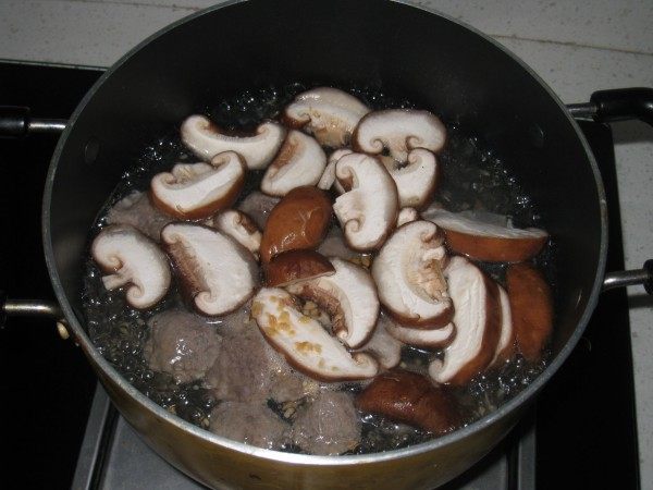 牛筋丸香菇生菜汤步骤5