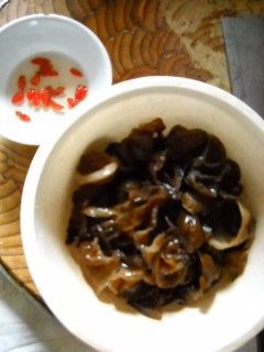 枸杞木耳炖鲫鱼步骤3