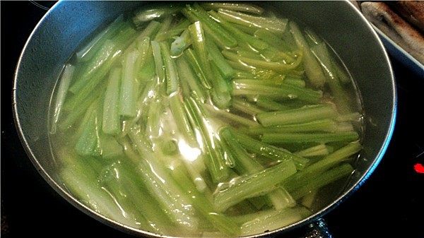 黑木耳炒芹菜肉丝步骤1