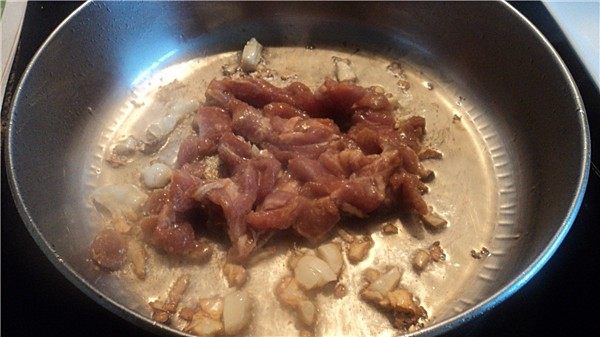 黑木耳炒芹菜肉丝步骤4