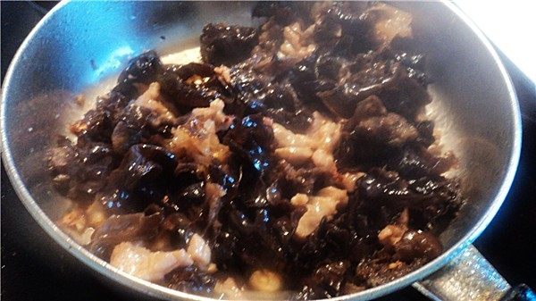 黑木耳炒芹菜肉丝步骤5