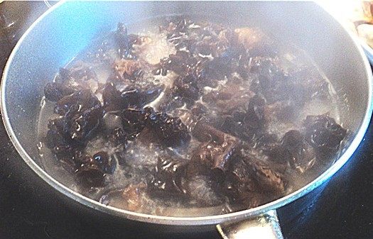 黑木耳炒芹菜肉丝步骤2