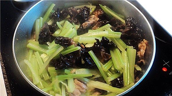 黑木耳炒芹菜肉丝步骤6