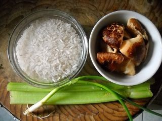 早餐之芹菜香菇粥步骤1