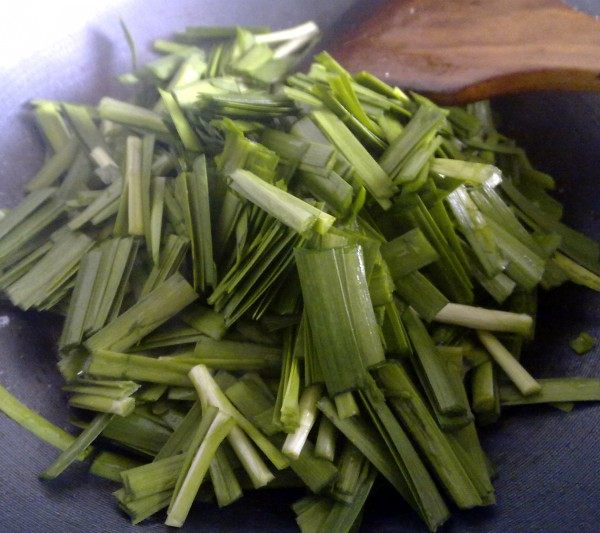 纯绿色素炒韭菜步骤2