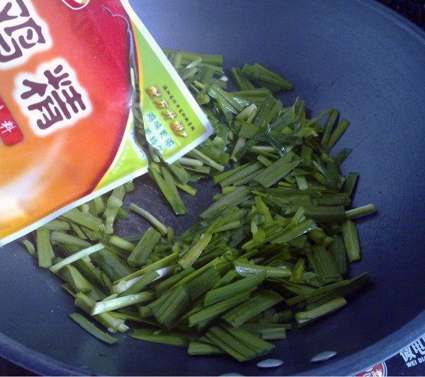 纯绿色素炒韭菜步骤4