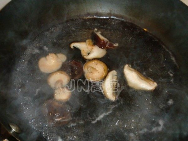 蚝油香菇油菜苔步骤4