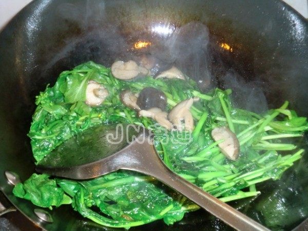 蚝油香菇油菜苔步骤7