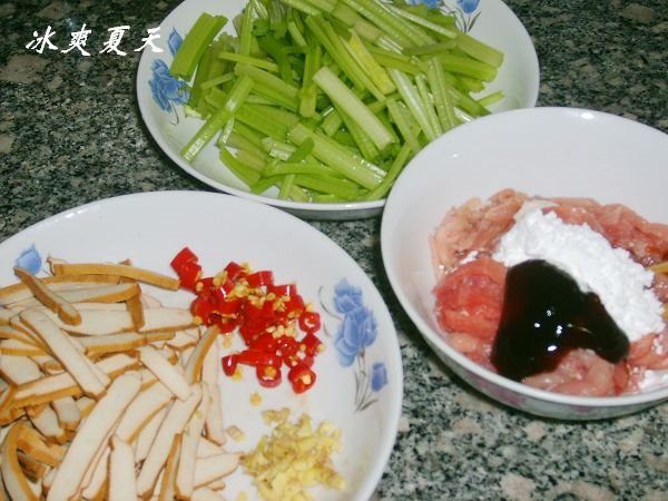 香干芹菜炒肉丝步骤1