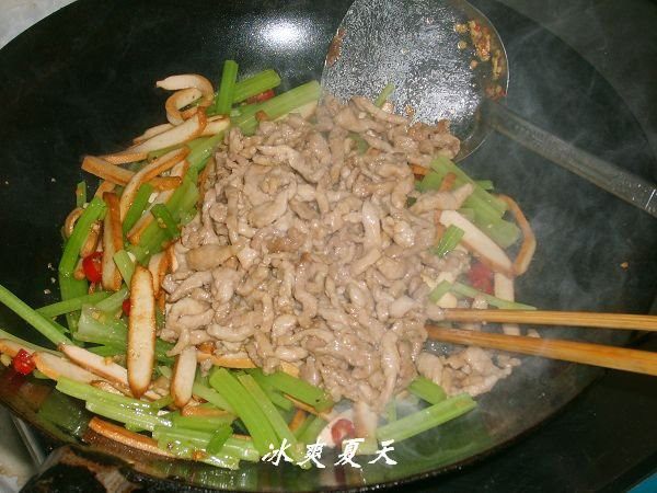 香干芹菜炒肉丝步骤6