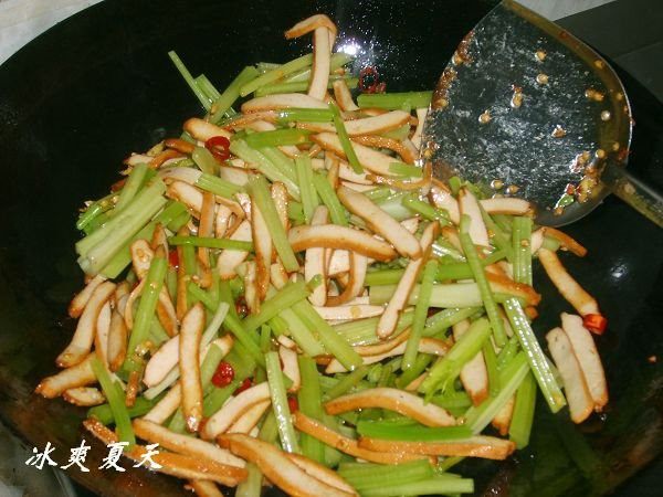 香干芹菜炒肉丝步骤5