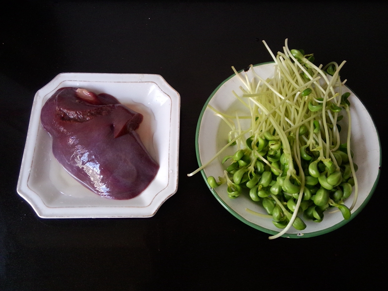 黑豆苗猪肝汤-萌宝菜步骤1