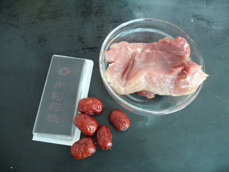 红枣瘦肉炖阿胶步骤1