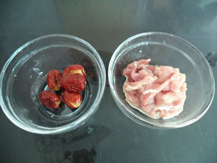 红枣瘦肉炖阿胶步骤2