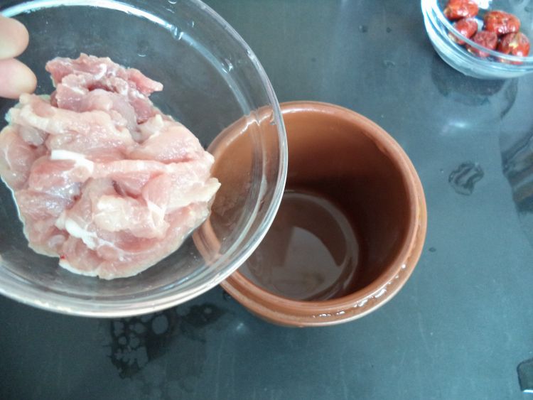 红枣瘦肉炖阿胶步骤3
