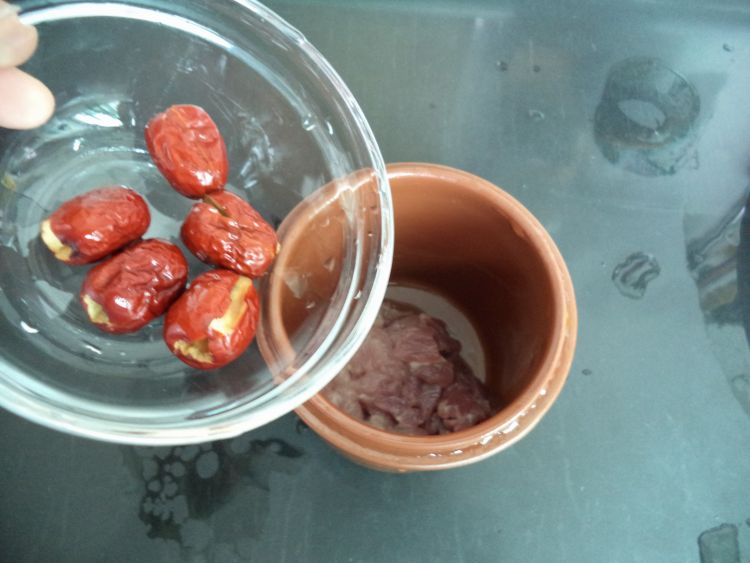 红枣瘦肉炖阿胶步骤4