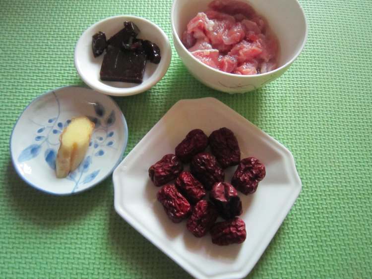 红枣阿胶瘦肉汤步骤1