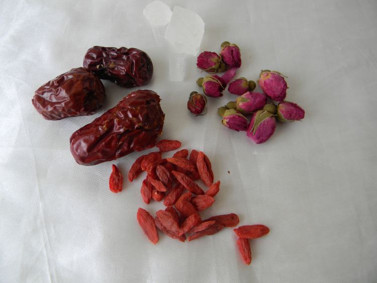 红枣玫瑰茶步骤1