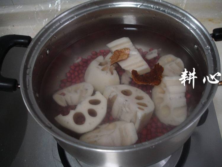 红豆莲藕汤步骤4