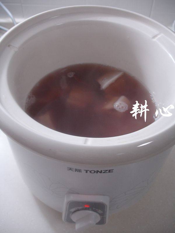红豆莲藕汤步骤7