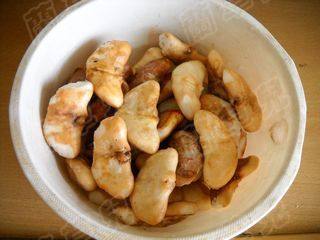 菱角花生炖牛肉步骤2