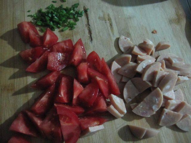 西红柿鸡肉烩面条步骤1