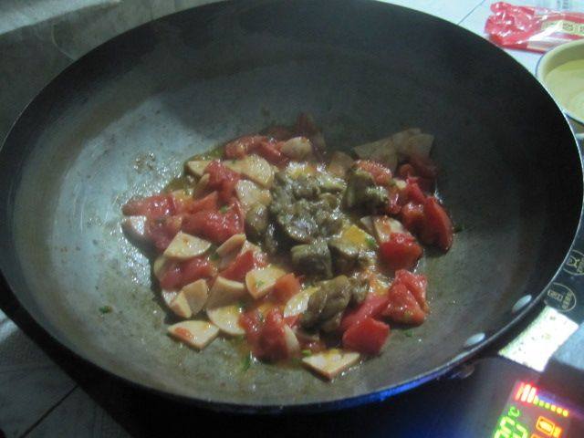 西红柿鸡肉烩面条步骤5