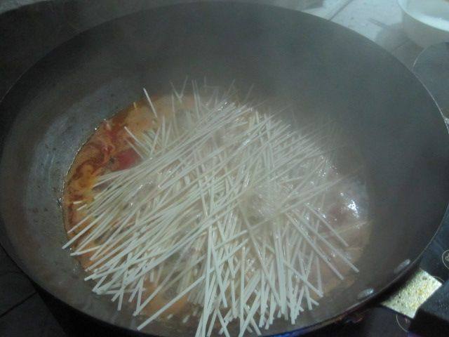 西红柿鸡肉烩面条步骤7