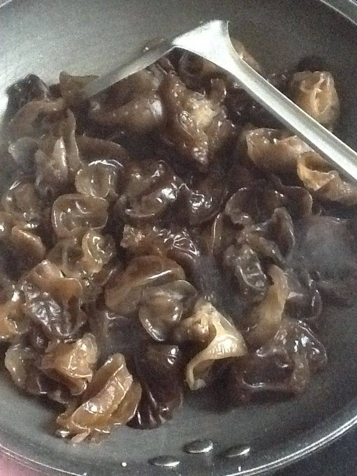 黑木耳炒肉步骤3