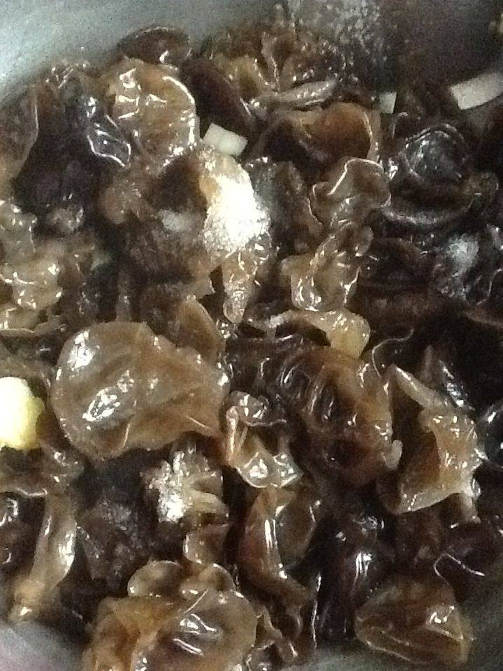 黑木耳炒肉步骤4