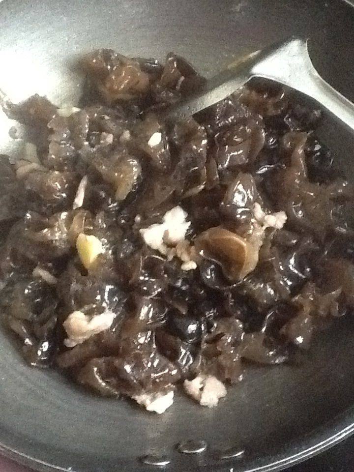 黑木耳炒肉步骤6