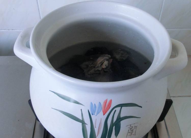 当归春笋乌鸡汤步骤7