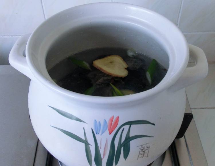 当归春笋乌鸡汤步骤8