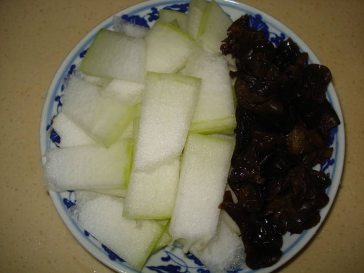 冬瓜木耳炒肉片  妈妈步骤1
