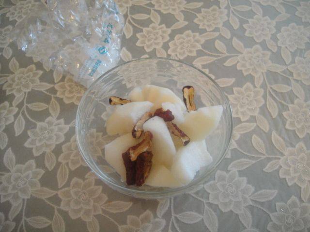 冰糖红枣炖雪梨步骤2