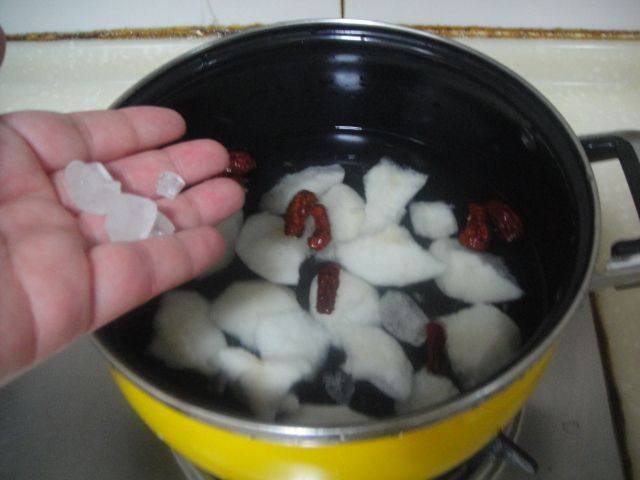 冰糖红枣炖雪梨步骤4
