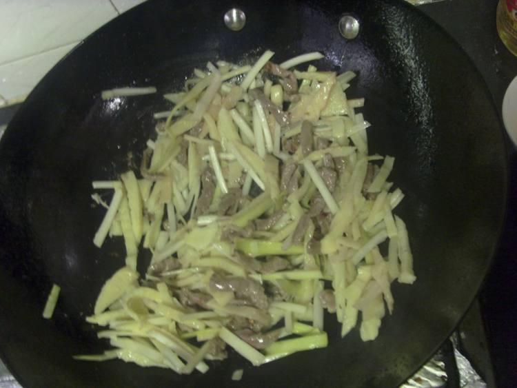 韭芽炒牛肉丝步骤3