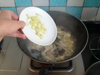 菌菇豆腐汤步骤6