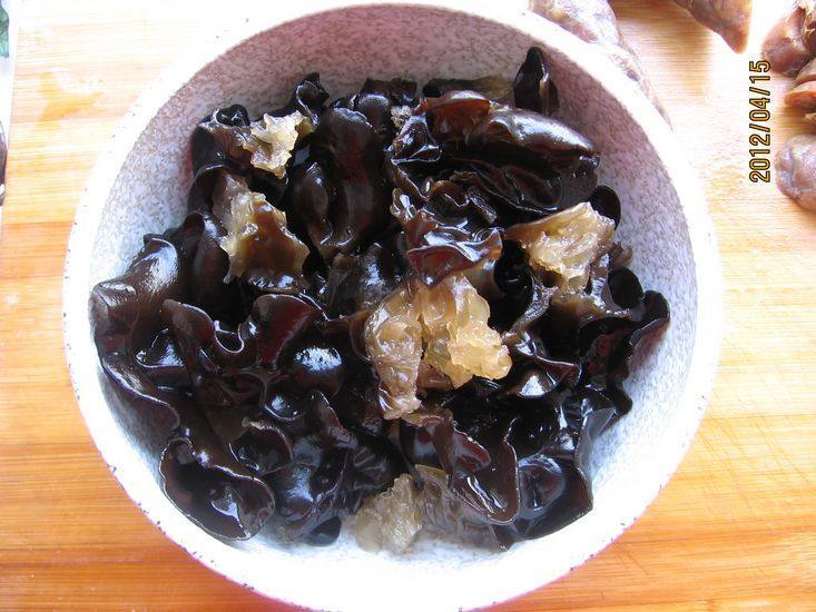 青蒜腊味炒木耳步骤2