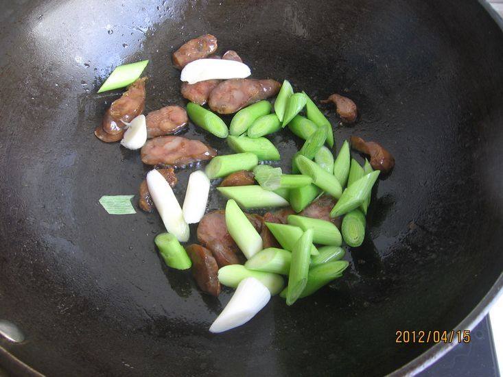 青蒜腊味炒木耳步骤5