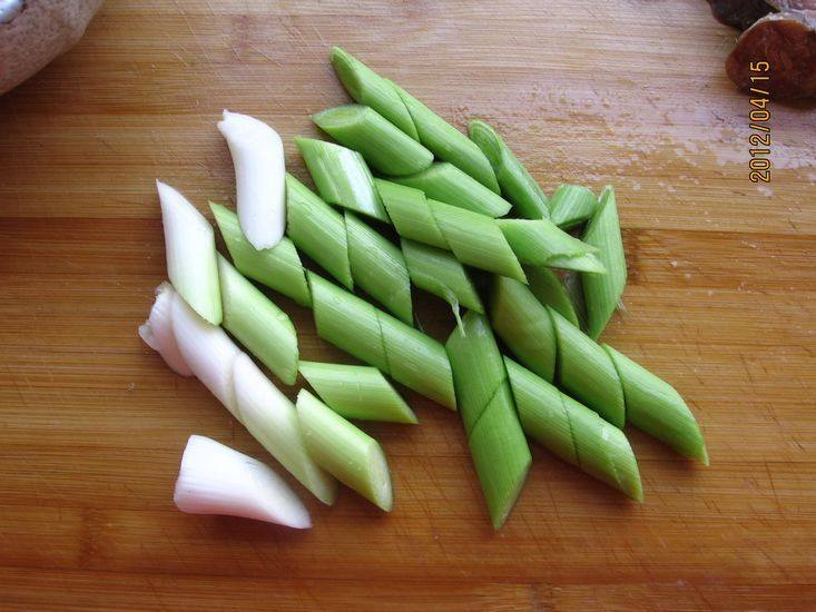 青蒜腊味炒木耳步骤3