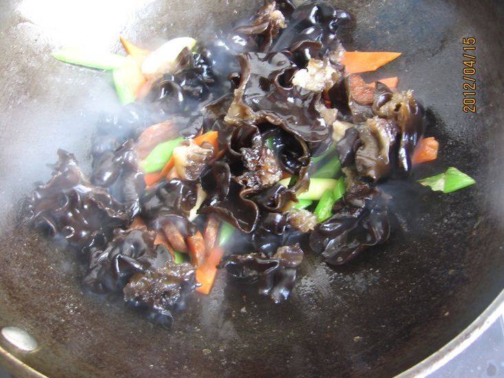 青蒜腊味炒木耳步骤7