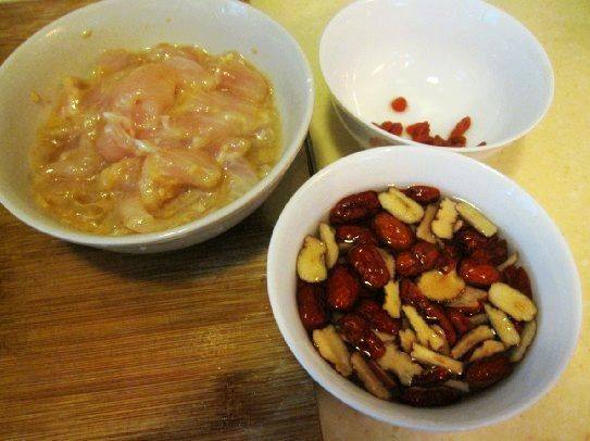 红枣鱼片蒸糯米饭步骤3