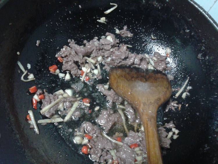 牛肉炒大白菜茎步骤3