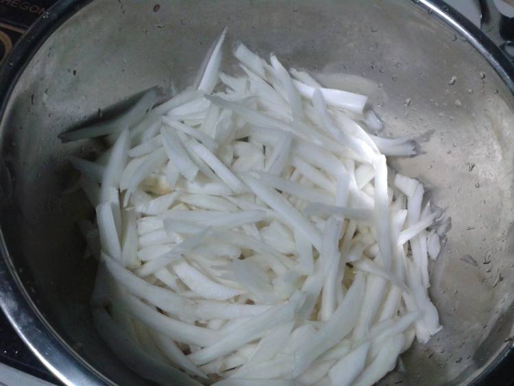 牛肉炒大白菜茎步骤2