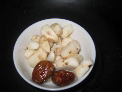 马蹄竹蔗煲瘦肉步骤3