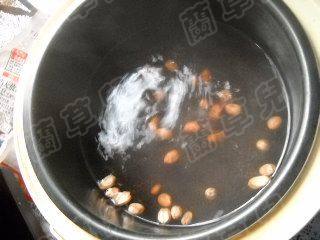 芡实花生枣粥步骤3