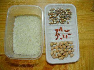 芡实花生枣粥步骤1