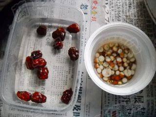 芡实花生枣粥步骤2