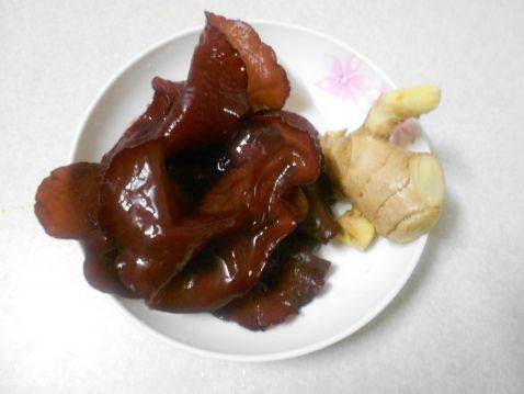 姜丝炒黑木耳步骤1